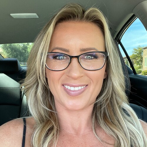 Wifey and Freedom loving house slinging mom of four!