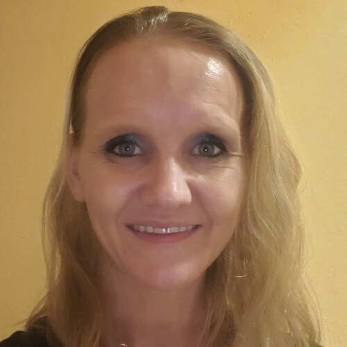 I am a stay at home mother of 4 running my Avon business from home as well! 😀 My babies are my world & I really enjoy b...