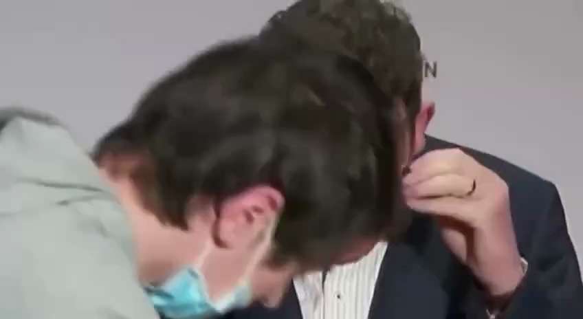 Dan Andrews preparing for his press conference 👀