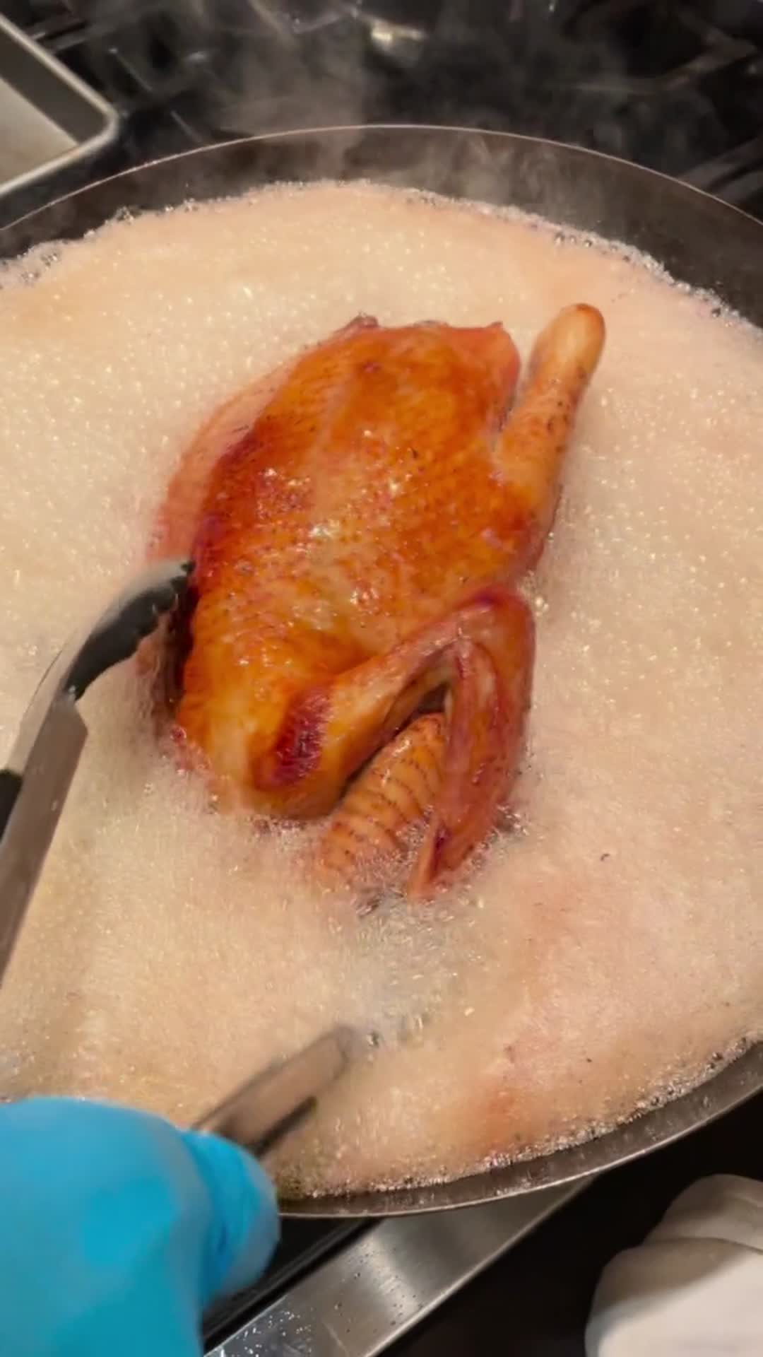 5月29号：7哥边开会边做着我们山东莘县的古城郭氏烧鸡．这是我小时候最想吃的最爱吃的，我老家古城的郭氏烧鸡！我会将共产党如同楚，这个机一样，慢慢地将它们煮熟煮透……而且要程序化的耐心的将它们．化为新中...