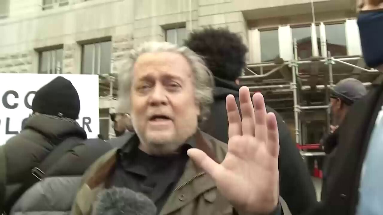 🚨 Moments ago outside FBI Field Office in D.C., Stephen K. Bannon urges supporters to focus on "signal, not noise," and stay tuned into War Room: Pandemic, which goes live in minutes on warroom.org and on @RealAmVoice. 

WATCH: