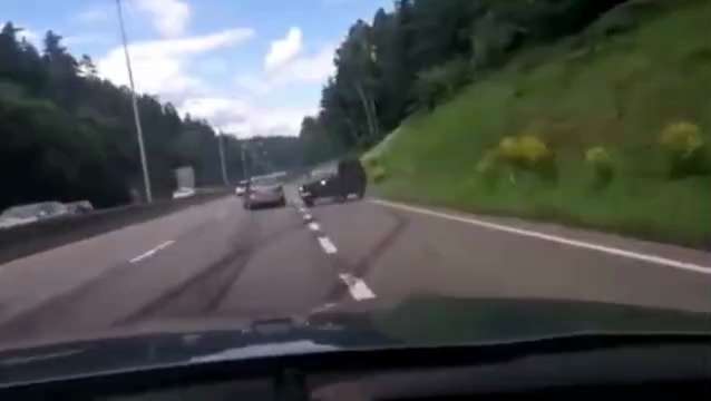 Frau rammt nach Koranverbrennung das Fahrzeug der Aktivisten!

„In einem auf Facebook veröffentlicht...