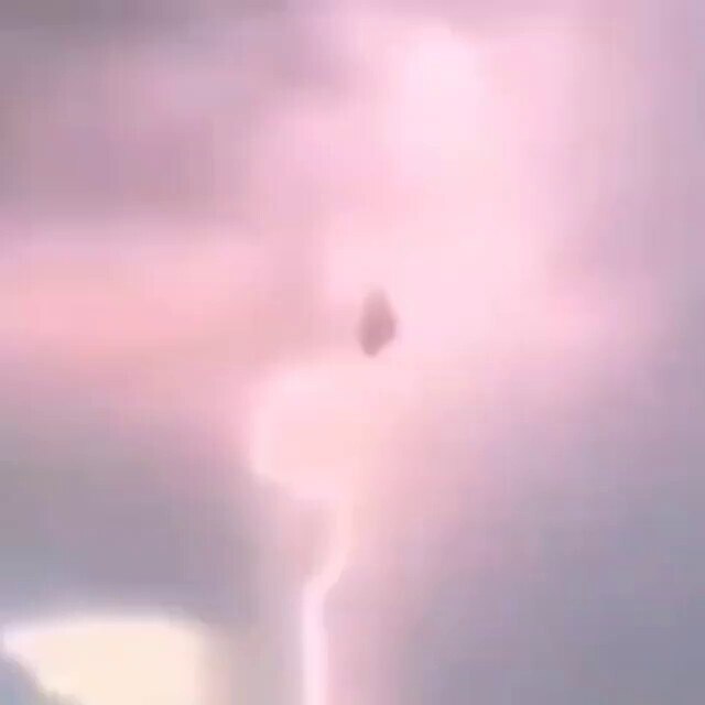 昨今頻発する天空での謎現象‥
今度は落雷の元から…▼⚡

⬇🇷🇺の謎現象
https://gettr.com/post/pbj1guab3a