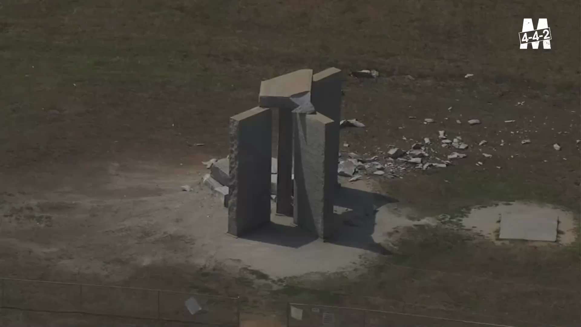 🔴Le monument "Georgia Guidestones" construit en 1980, où il est noté de réduire l'humanité à 500 mi...