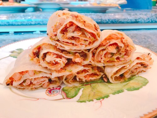 尊敬的推友们！我老婆给我做的山东老家的鱼蒸饼、大馒头和花卷、豉油鸡、土豆丝！让我幸福满满和满足！希望推友们多陪陪家人和多健身！  