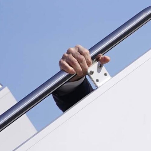 flip flops and jeans