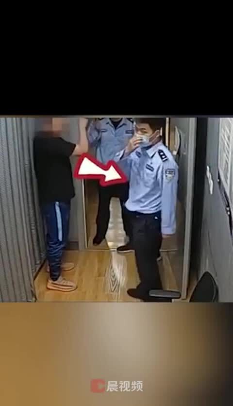 已经收集了100多个“随地倒”小视频。这就是新冠疫苗此生灾难的证据！