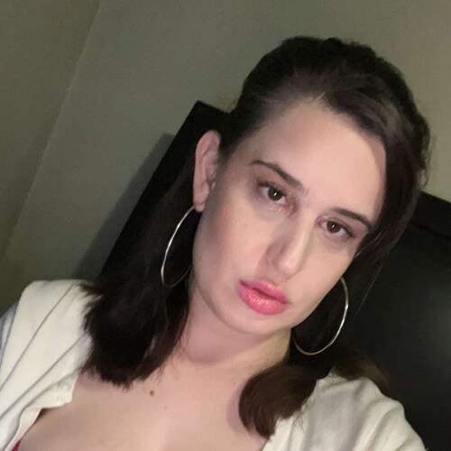 Republican. Makeup Artist. 30. Constantly berated for my beliefs. I have a heart of Gold and would do anything for anybo...