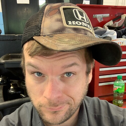 American 🇺🇸
 Pro 2nd.
Country boy. 
Football lover 🏈