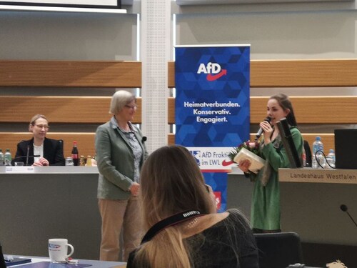 Die Teilnehmer des Frauenkongresses haben weitere Themen der Frauen- & #Familienpolitik diskutiert.
...