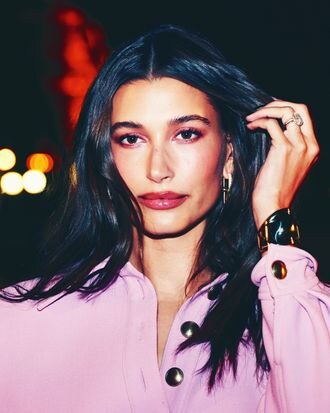 Hailey Bieber is attempting to clear the air with regard to Selena Gomez. https://bit.ly/3TsDjDG