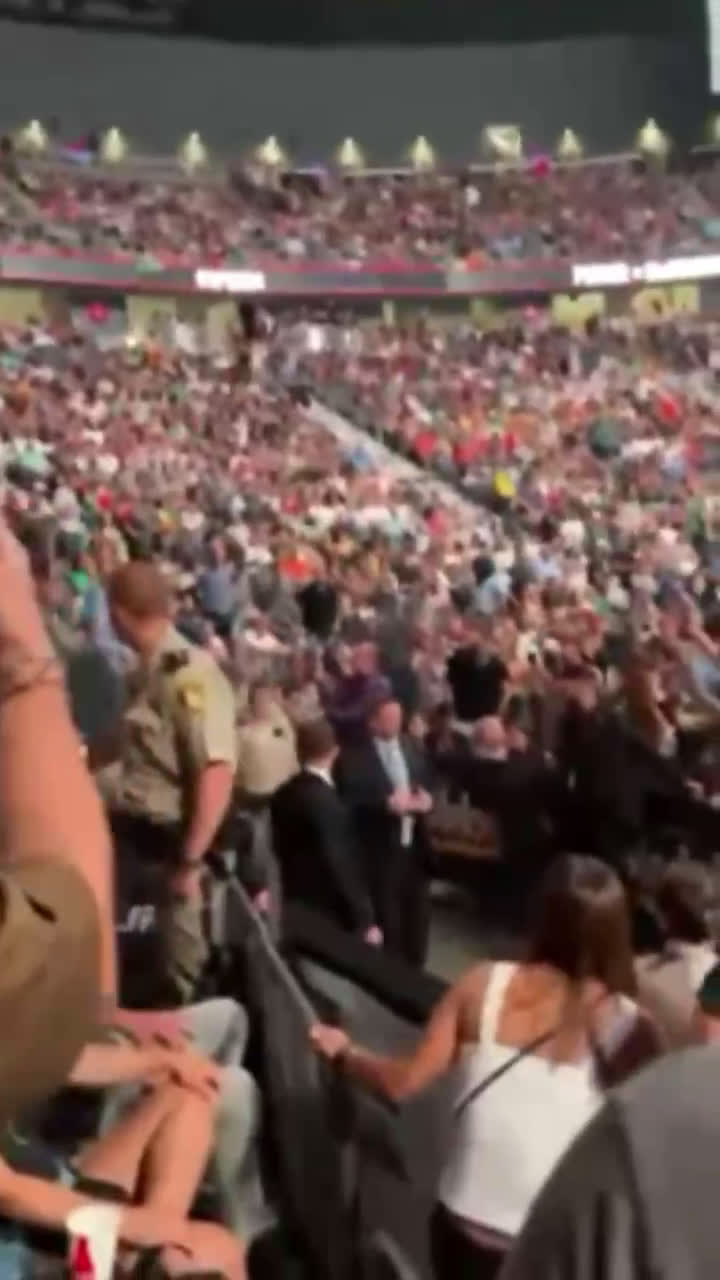 OAI PHONG QUÁ CHỪNG LUÔN QUÝ VỊ ƠI!!! TT.Trump bước ra đấu trường quyền anh #UFC264 nhận được quá nh...