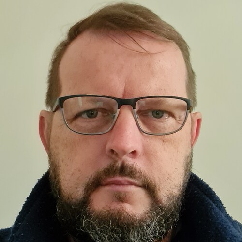 Conservador , Cristão, mecânico de aeronaves, especialista em Airbus.