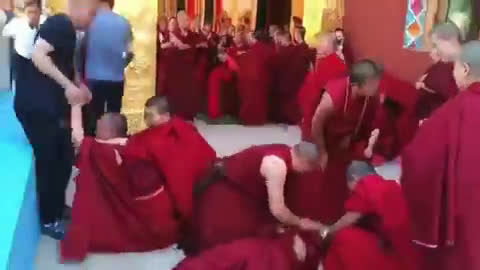 魔鬼共产党恐怖份子有疯了,
TIBET 甘肃省永靖县红城寺被封，政府強迫僧人还俗。
The Devil Communist Party terrorists are crazy,
TIBET Hong...