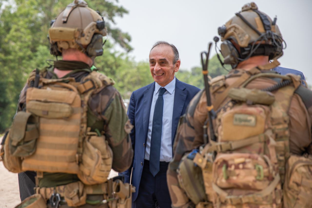 Demain, toute la France fêtera Noël. Mais nos soldats, eux, sont sur des théâtres d'opérations lointains ou en train de protéger les Français et les lieux sacrés en France. Merci à eux !