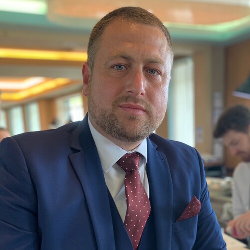 Family man. Proud Englishman. Take off your masks.
The government and the media are the enemy, do not comply. Stand up b...