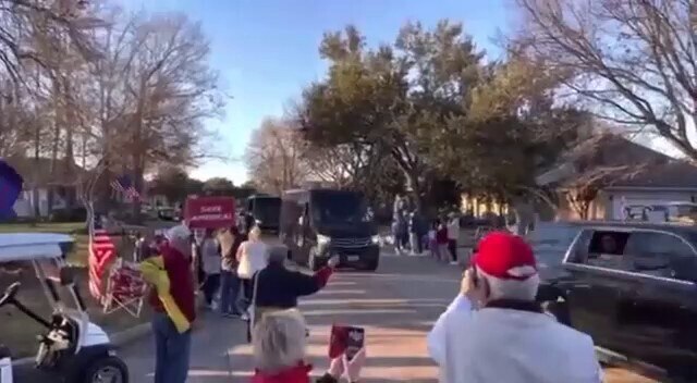 President Trump on his way to #trumptxrally is welcomed by the fine Patriots of Bentwater, Texas!! 
...