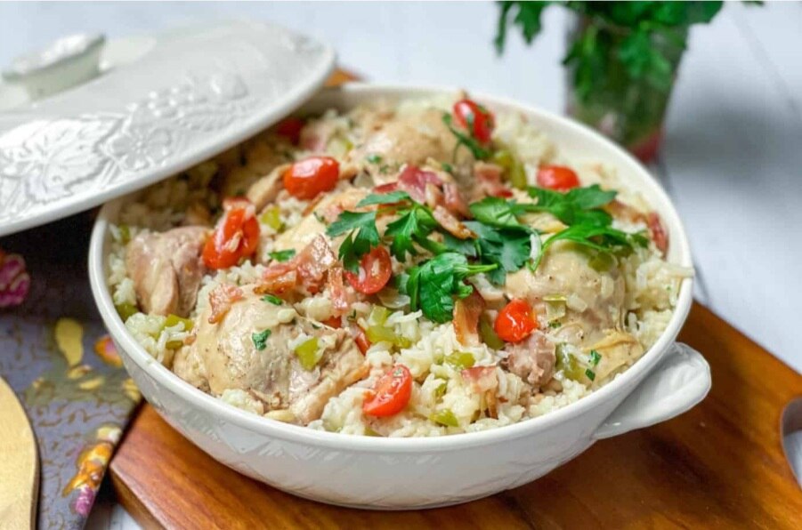 Chicken Perloo🍗
1 teaspoon olive oil
6 to 8 boneless chicken thighs
4 slices of bacon
1 onion
3 clo...