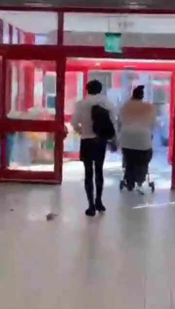 Migrant demoliert Polizeiautos!

Sieht nach Gladbecker Polizei aus 😂

Folgen @Islamistemjaeger 

