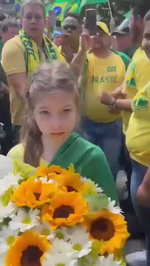 A girl brought flowers to soldiers during a freedom protest in the south.

Brazilians across the cou...