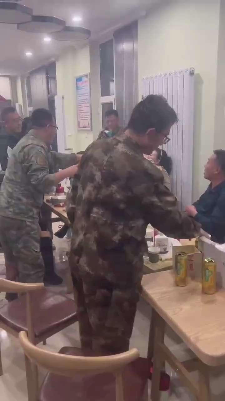 呼和浩特这两天老百姓接连跳楼，而领导物业却聚集吃喝，搂搂抱抱
 #呼和浩特疫情 