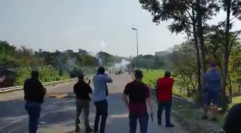 Holy sh*t!! Armed citizens open fire on rioters in Durban, South Africa. Armed citizens had also tak...