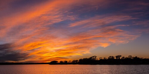 Tonight's Sunset is on page 33 of my new book, "Sunsets 20.21". The supply of the first printing is shrinking so if you want one at this special price, contact me ASAP. 61 photos on 52 pages. Each page is printed on Archival-quality Mohawk proPhoto Pearl paper. $175ππ₯π₯π₯π₯π₯