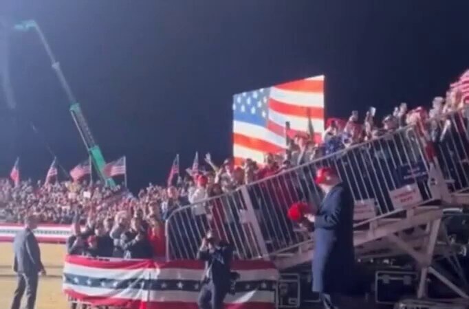 President Trump when he walked to stage 🙌

#TrumpAZRally #maga2022  #Lara8