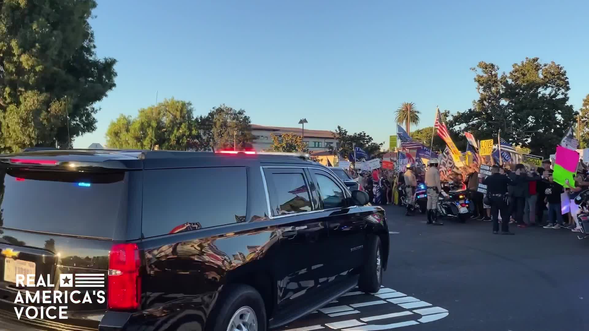 BREAKING: What appears to be Joe Biden’s motorcade BOOED massively by Patriots at Long Beach City College @RealAmVoice 