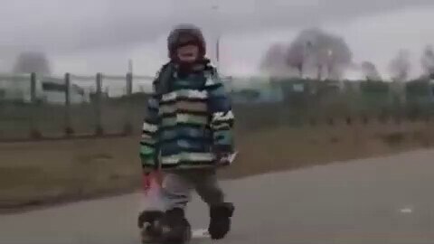 一个乌克蘭男孩独自穿过波蘭边境，一边走一边哭，手里只拎着一塑料袋的随身物品，没有亲人陪护。战争，伤害最大的都是平民百姓。A Ukrainian boy crossed the Polish borde...