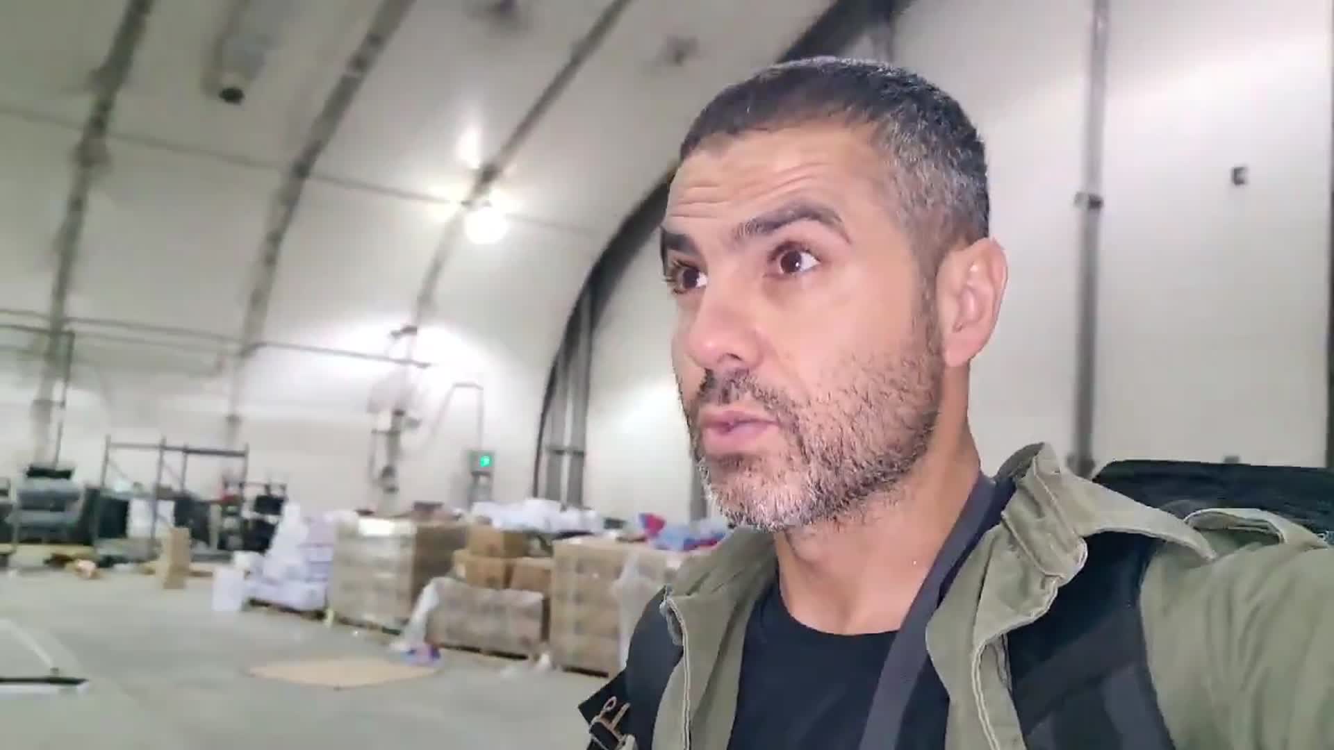 🚨JUST IN
米軍がカブール空港を出た後、米軍が使用していた格納庫に米軍装備を身にまとったタリバンが侵入！！