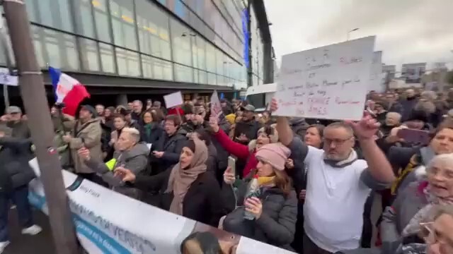 NEW - Protest outside #Pfizer building in Paris.