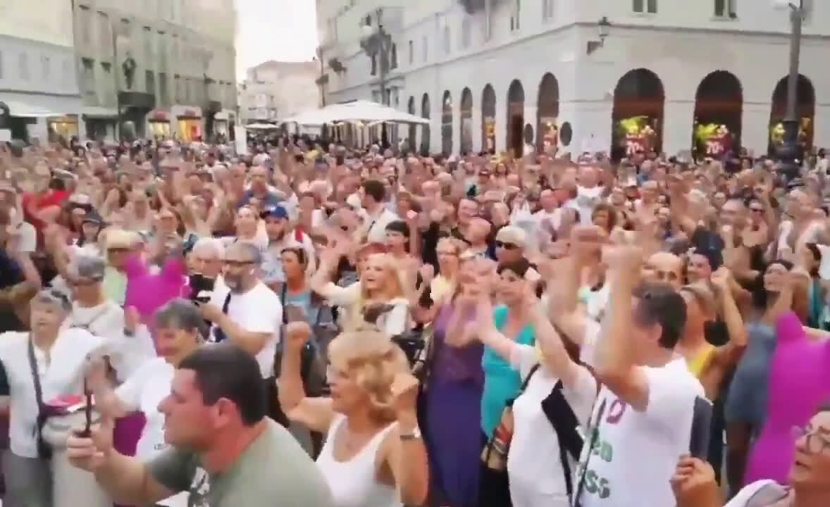 Italy out in force too against covid passport discrimination.