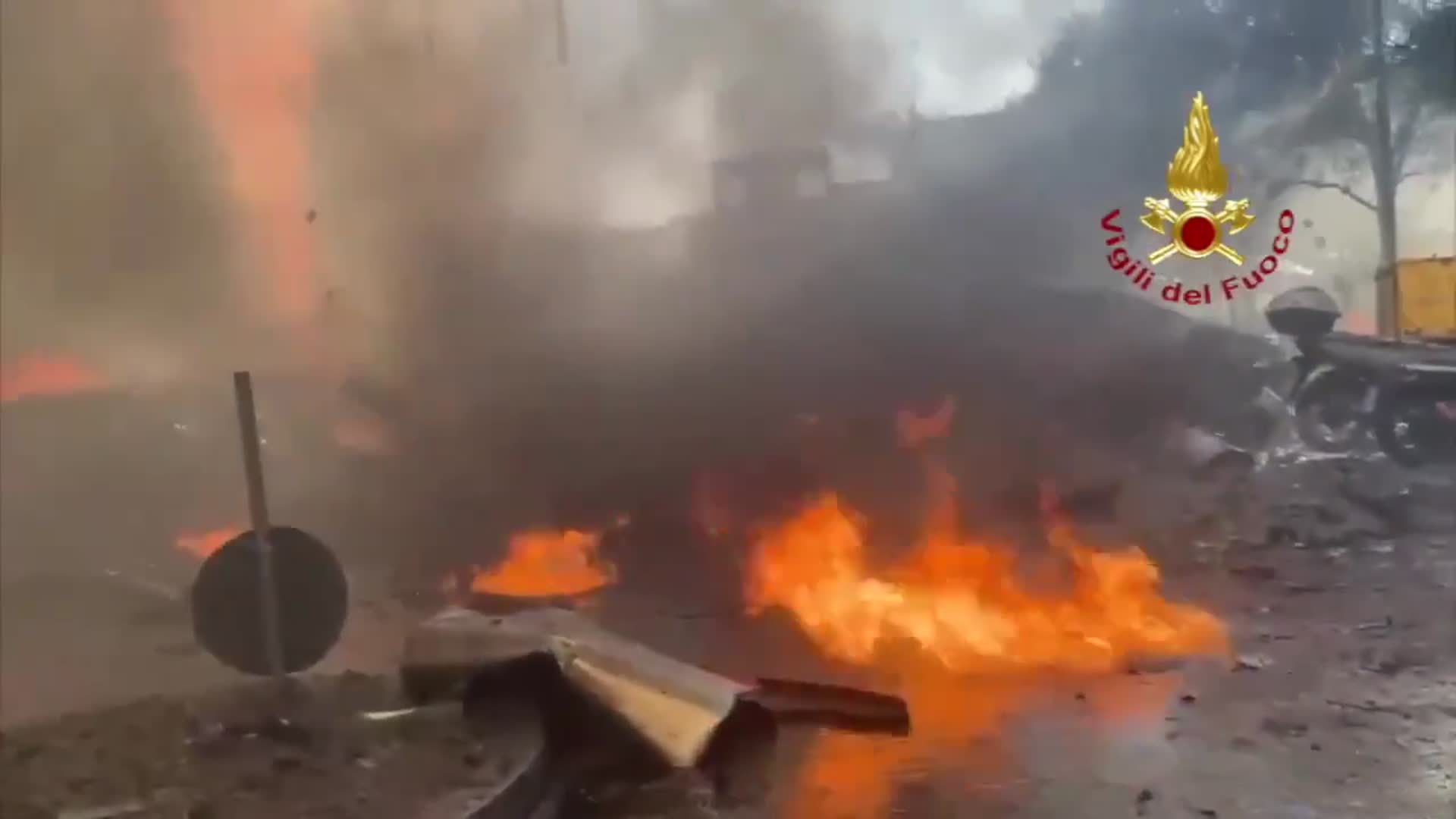 🔥タワーインフェルノ
イタリア🇮🇹ミラノ南部の高層ビルで大火災が発生！！

上から下までほぼ完全に火と煙に包まれることが、超高層ビルで起きるとは。。

幸いこれまでのところ、死傷者は出ていません...