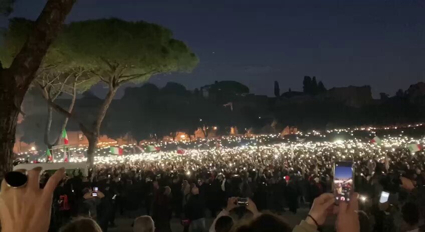 More footage from Rome as Italians protest against government medical tyranny.

Just WOW!!!

👏🏻🇬�...