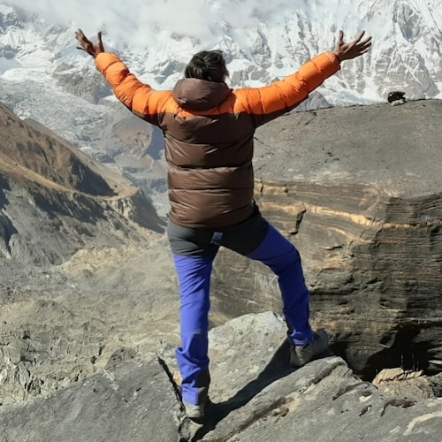 alguna cosa rugia dins les entranyes de les seves aigües, preparades per escopir i retorçar-se des de la seva intimitat ...