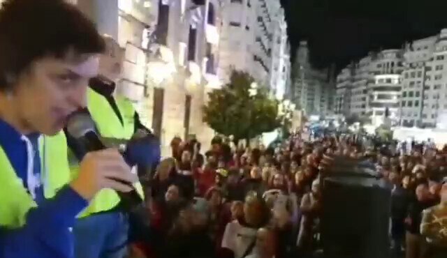 👏👏为西班牙勇敢的警察英雄们喝彩
👏👏 Cheers to Spain's brave police heroes

SPAIN POLICE OFFICERS IN VALENCIA: "W...