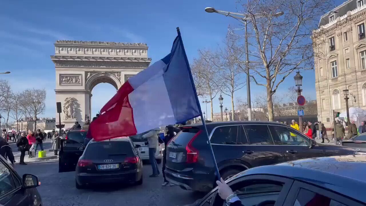 A group of the convoy for freedom has made it through and is blocking the Champs-Élysées in Paris 🔥