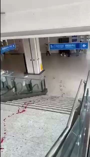 突发事件：7月9日11时30分许，#上海 瑞金医院医患矛盾升级，造成无差别的杀人现场……目前伤亡情况不明。