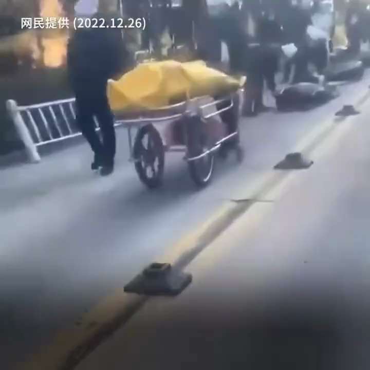 #疫苗大屠杀 
#上海 寶興殯儀館家屬取號人龍 #重庆 殯儀館走道擺滿遺體 #武汉 漢口殯儀館人滿為患
浙江單日新增報告新冠陽性超過100萬例，青島單日突破50萬例。 中國各地近期死亡人數大增，殯...