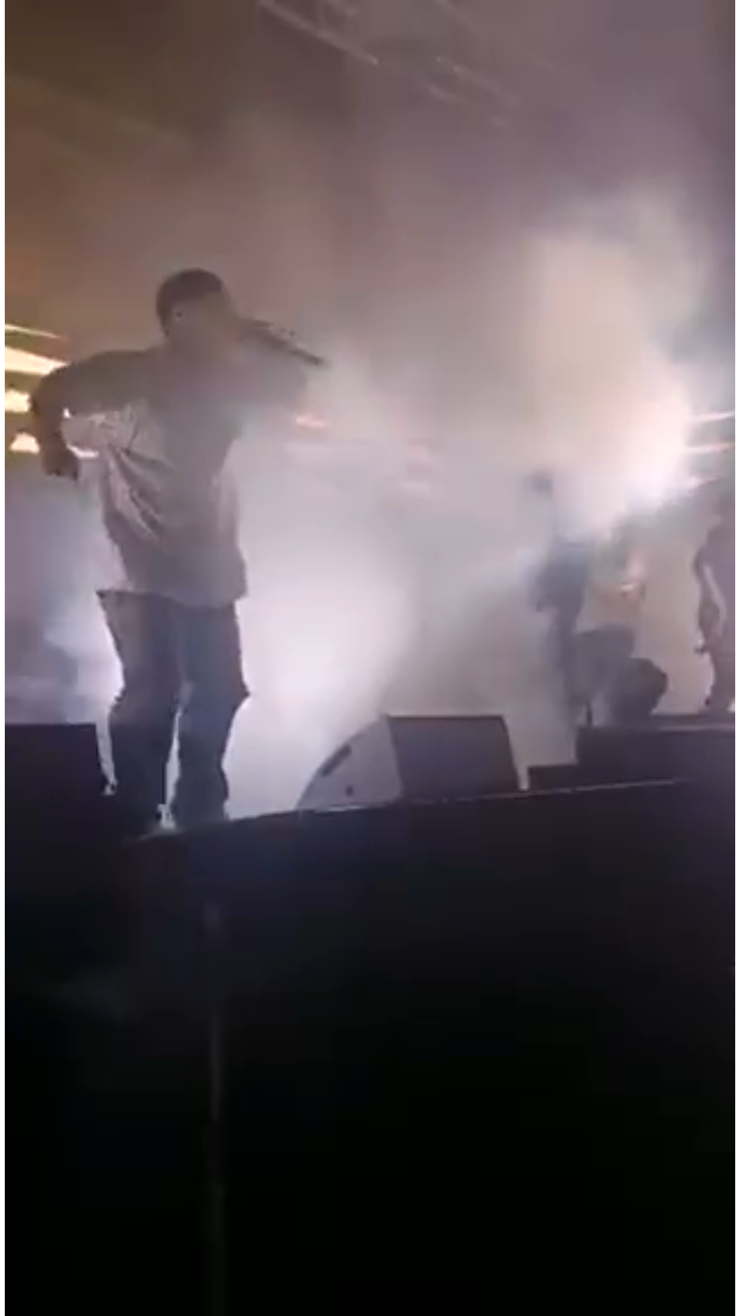 Outro ângulo do momento da morte de Costa Ticth, rapper que faleceu de infarto fulminante durante o Show. (caso isolado número 98562345...) 