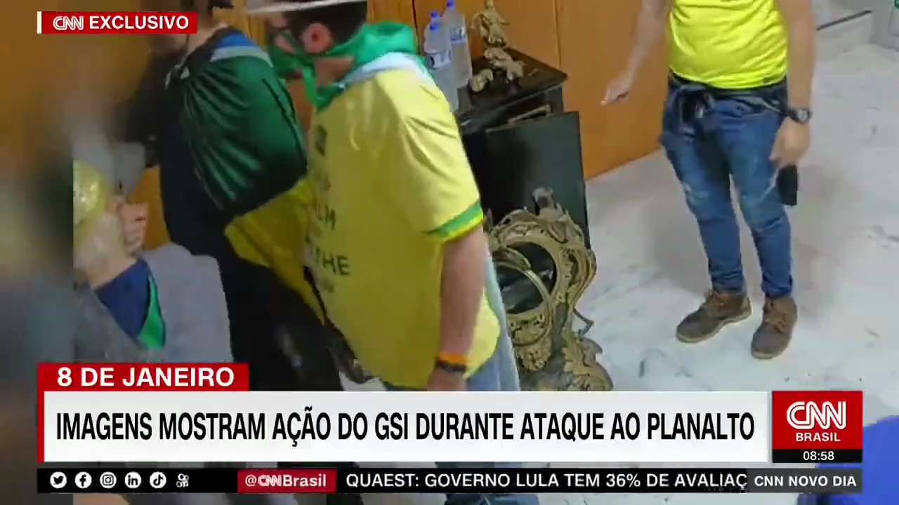 Army captain of the GSI (President Lula's Institutional Security Office) walking among rioters and serving them water during the January 8 riots.