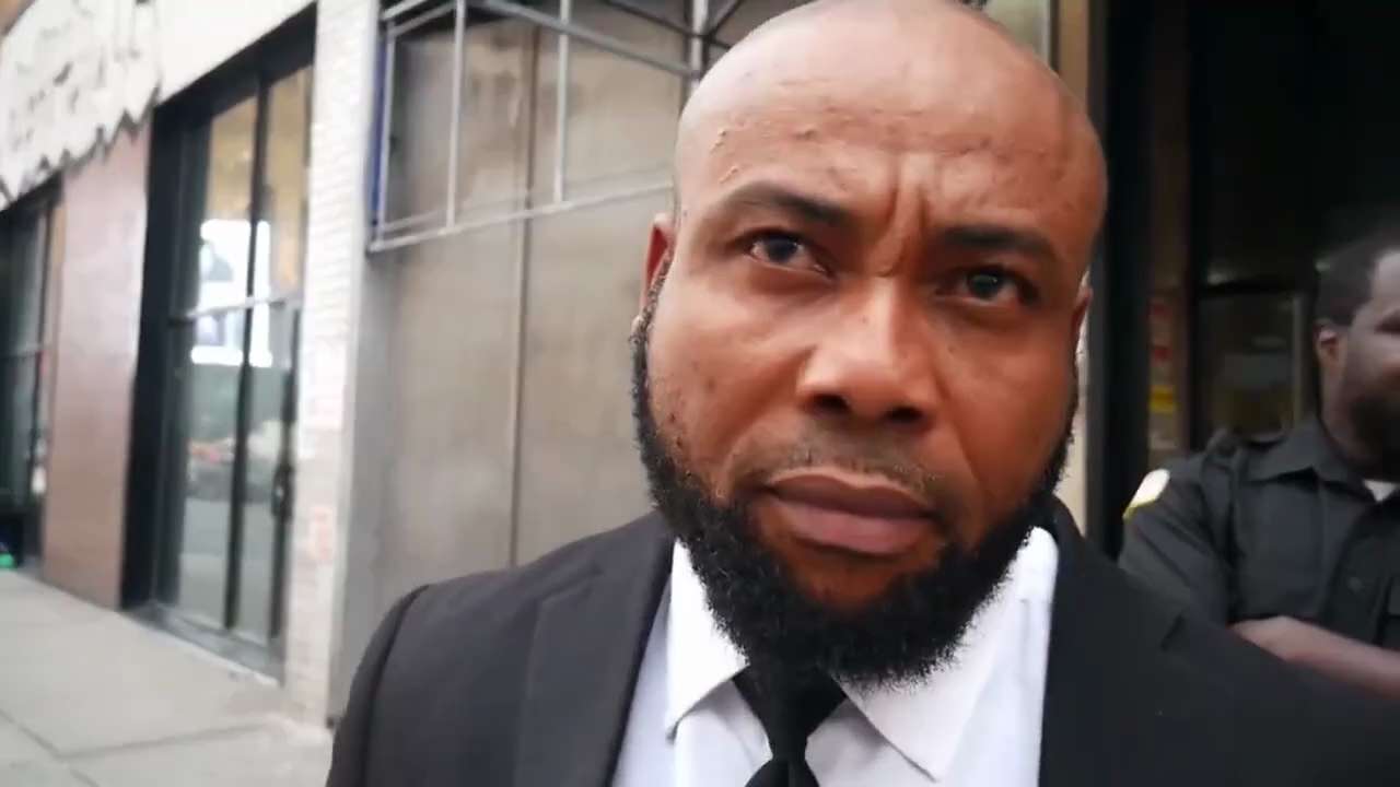 A resident of New York discovers a migrant centre, the staff there are not to happy about it, so he ...