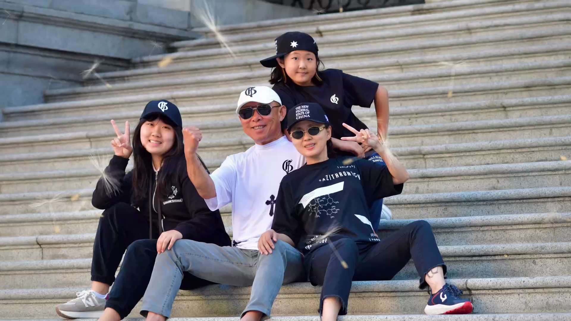❤️家人👨‍👩‍👧‍👧 
@gfashion

https://gfashion.com/products/white-turtleneck-t-shirt-with-logo
(同款售罄，相似款不容错过）

#Gfashion #Tshirt #lovegfashion