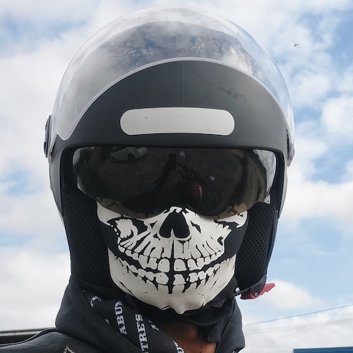 Oficial da reserva da Marinha do Brasil, e administrador de aeroportos formado pela INFRAERO.