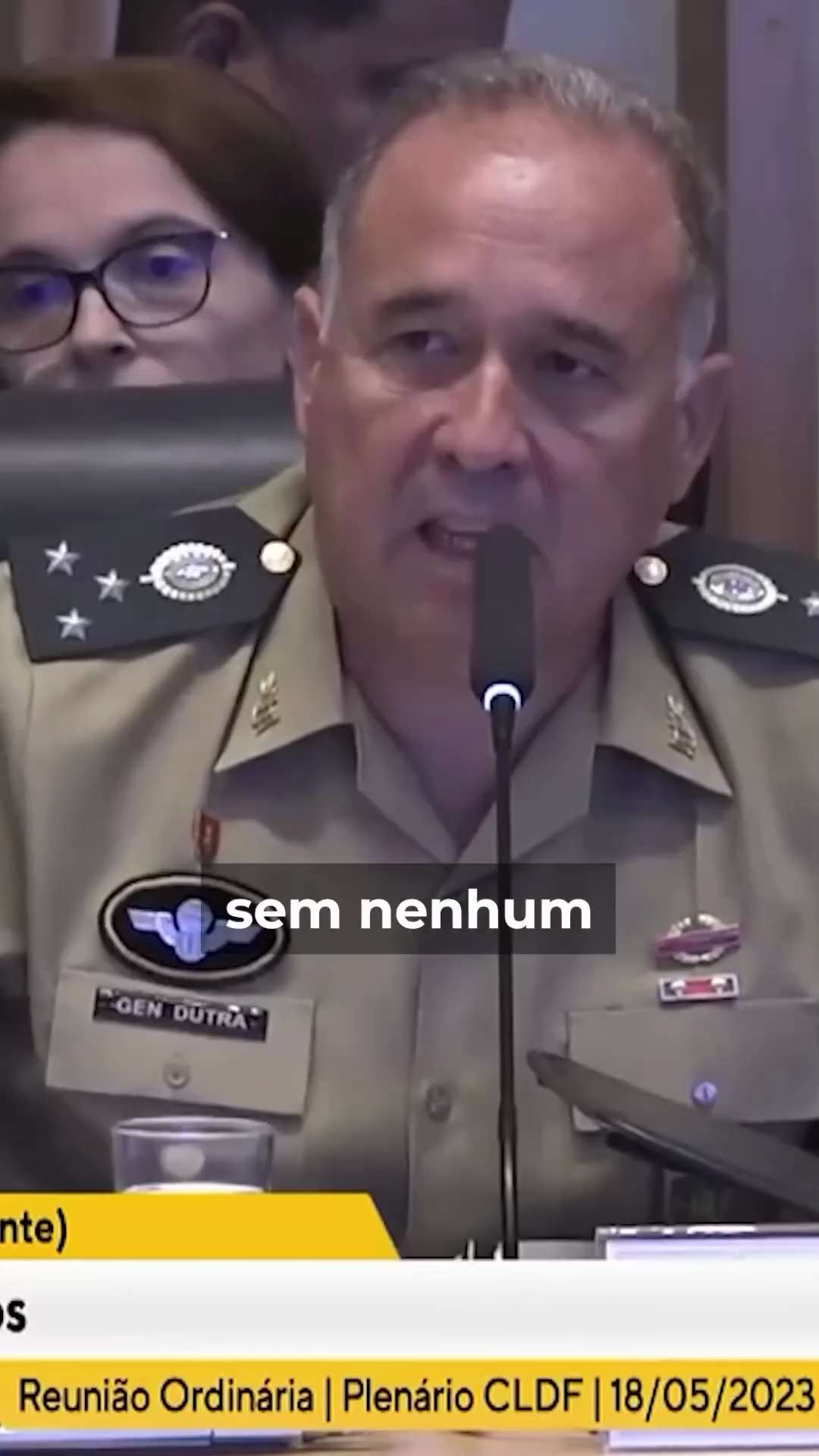 EU NÃO SEI COMO ESSE HOMEM…
- Se olha no espelho, se é que tem…
- Encara a esposa, se é que tem…
-Ol...