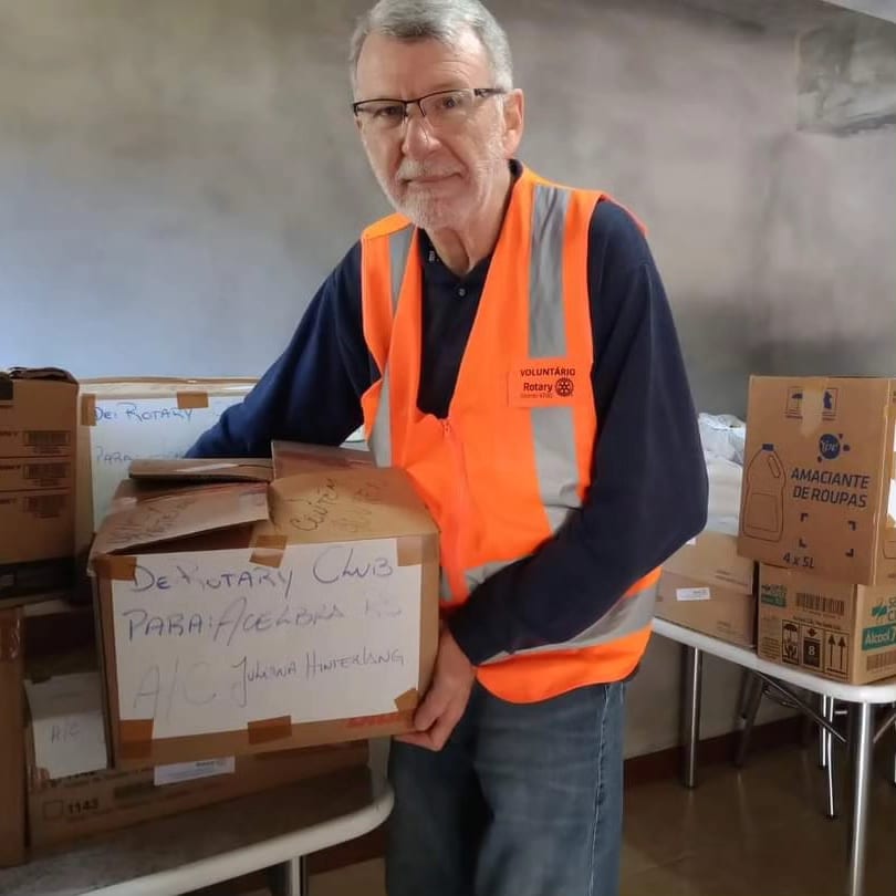 O Rotary Club de Bento Gonçalves - São Francisco, RS, enviou a abrigos de Porto Alegre mais de 300 k...