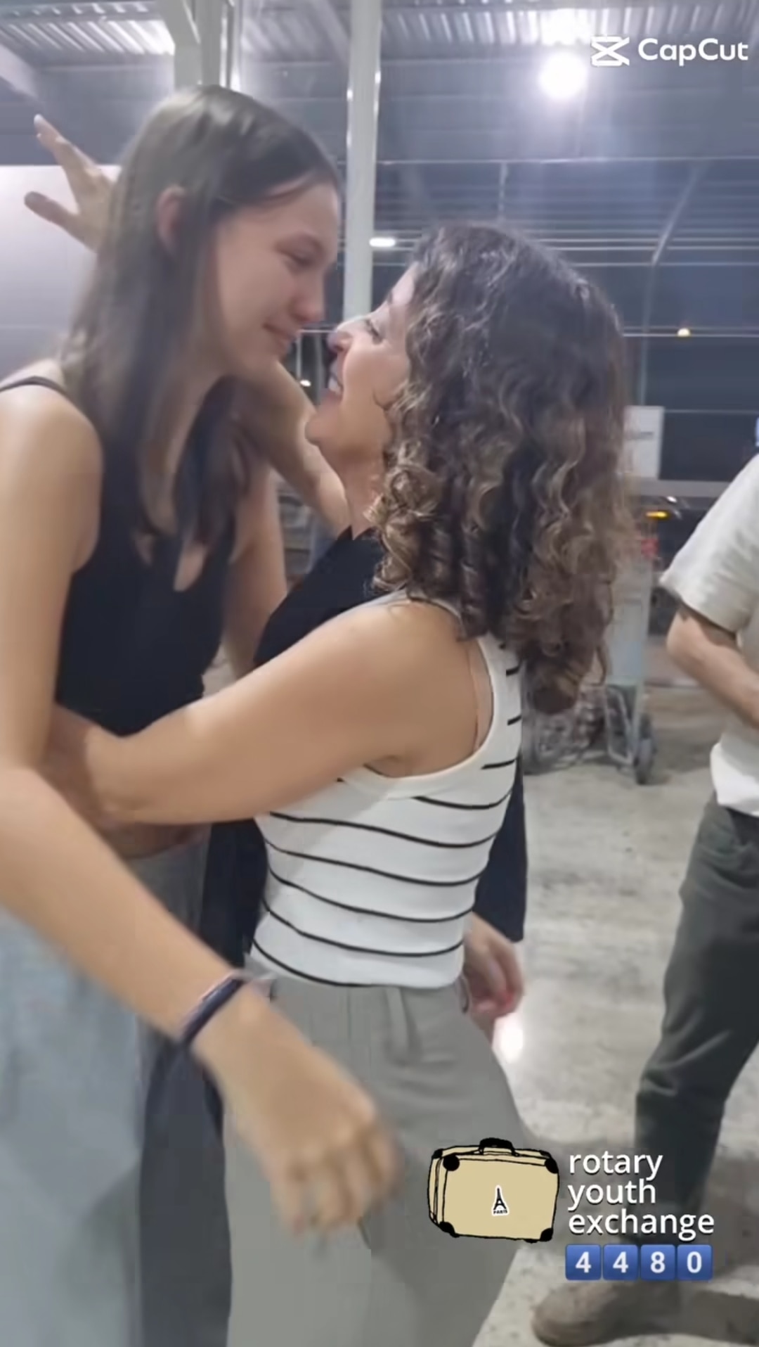 Texto do YEP4480:

Nosso chegadas e partidas hoje é a partida da nossa querida americana Lucy, que r...