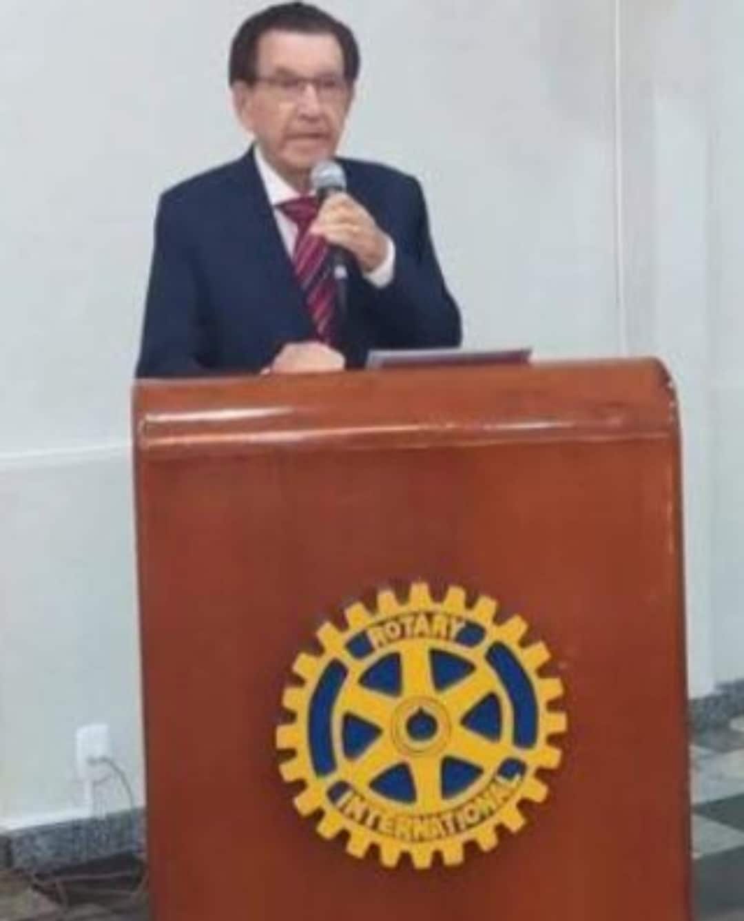 Texto do Rotary Club de Santa Fé do Sul:

UMA JUSTA E BELA HOMENAGEM. 
Através de um projeto de lei,...