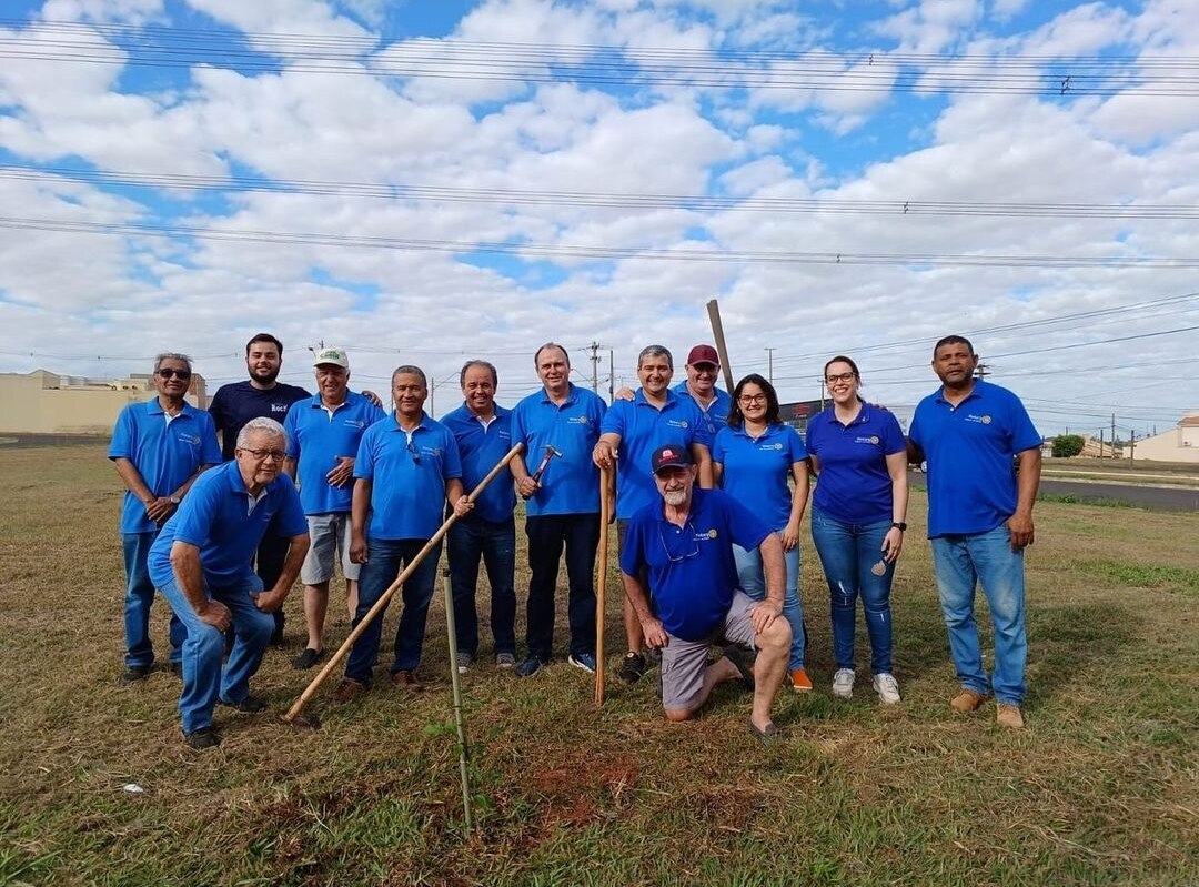 ROTARY CLUB DE AURIFLAMA E DEPARTAMENTO MUNICIPAL DE MEIO AMBIENTE REALIZARAM AÇÃO DE PLANTIO DE 17 ...